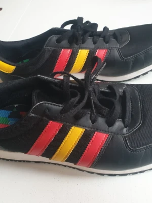 Adidas sneakers retro 43 1/3 - Fräscha par adidas sneakers i retrofärger.  Aningen små och smala i modellen.