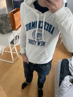 Vintage 2000s Abercrombie & fitch hoodie (Sällsynt) - Säljer nu denna sjukt snygga vintage Abercrombie & fitch hoodie! Sjukt snyggt och eftertraktat tryck😊 Inga fläckar men det finns tecken på användning 🙌 Säljs ej längre i butik och är därav sällsynt nu🤝Passar XS Skriv vid funderingar 📲🤩
