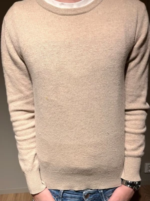 Beige kashmirtröja från Sayless  - Säljer en stilren beige kashmirtröja från sayless med 100% Kashmir. Inga deffekter! Ställ frågor!! Nypris: 899kr mitt pris 499kr Ksk kan gå med på lägre vid snabb affär!!
