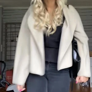 skitsnygg beige kappa!! - Säljer denna snygga beiga kappan från Gina tricot! Använd fåtal gånger, i nyskick. Nypris 699kr medföljer en halsduk i samma material.  Pris går att diskutera. Även med på byte mot en trenchcoat i grön eller beige färg. Denna säljs även inte längre vad jag sett på ginas hemsida. Hör av dig för fler bilder!