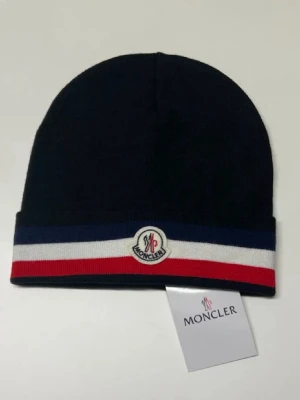 moncler mössa - Säljer en moncler mössa perfekt för kalla dagar och dig som gillar märken och mode kom dm för eventuella frågor 🧐pris kan diskuteras💯.