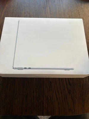 Apple - Säljer en MacBook Air 13-tum med M4-chip, 16GB RAM och 256GB lagring. Produkten är i originalförpackning, kartongen har mindre märken men är i gott skick. Perfekt för studier, arbete och kreativt skapande. Senaste modellen med hög prestanda och låg vikt.