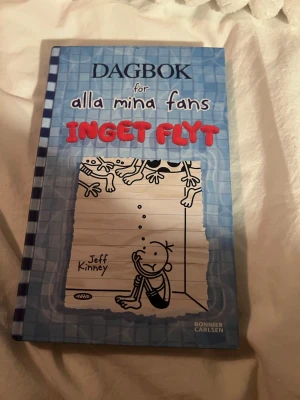 Dagbok för alla mina fans: Inget flyt - Följ Greg Heffleys galna sommaräventyr när familjen hamnar på en campingplats som är allt annat än ett semesterparadis. Med roliga illustrationer och humoristiska berättelser är detta en perfekt bok för dig som gillar lättläst och skruvade händelser!