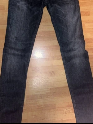 Svarta replay jeans - Säljer ett par replay jeans i storlek W27 och L32 perfekt för vintern pris kan diskuteras.