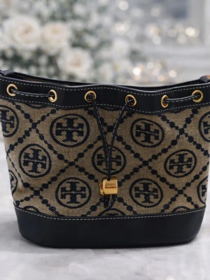 Bucket bag - Axelväska äkta. Använd, med reperation på sidan enligt bild, men fortfarande i mycket gott skick. Och ingenting som syns. 