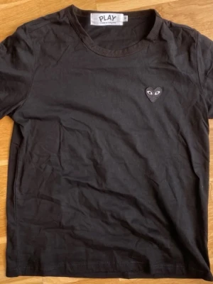 CDG T shirt - Storlek L men passar M, använda men i bra skick, inga defekter, 