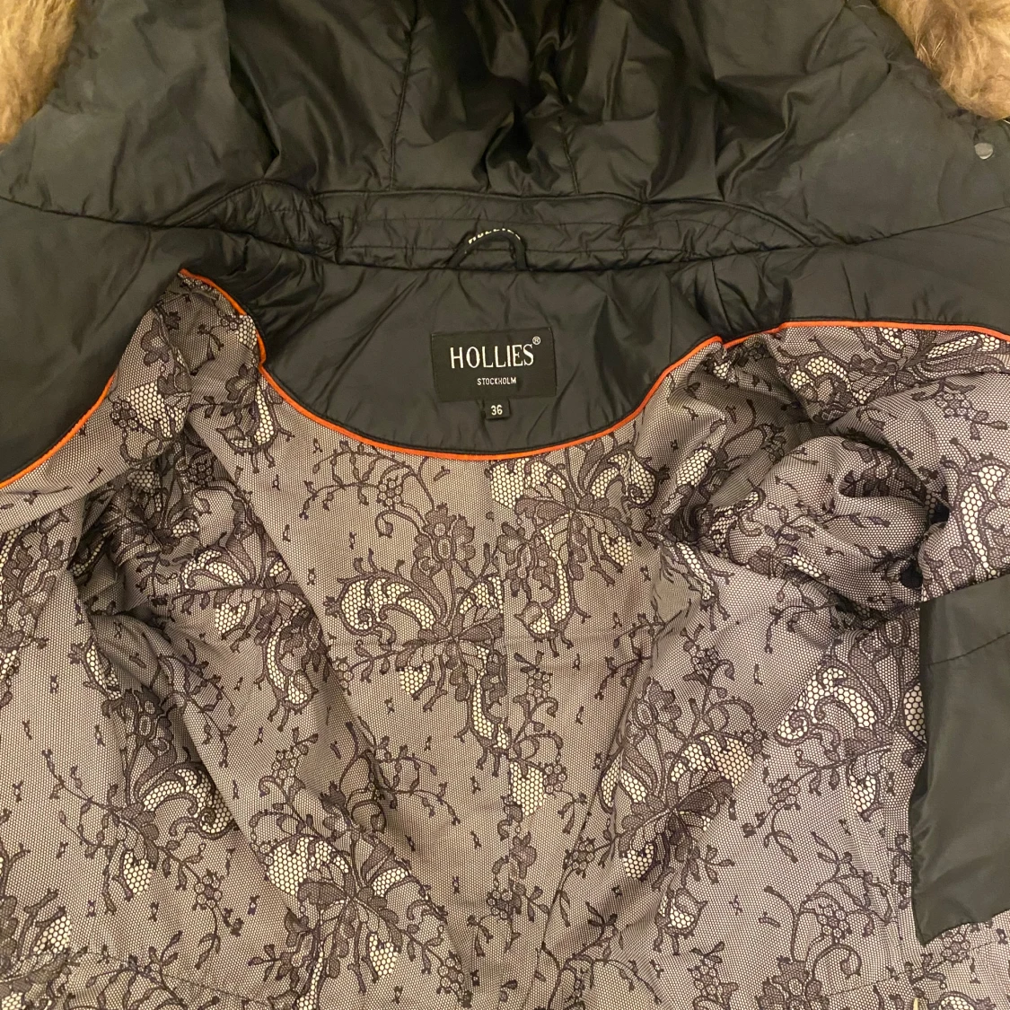 Svart pufferjacka med äkta päls från Hollies - 3