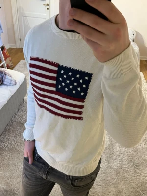 Gant sweatshirt med usa flagga  -  Gant sweatshirt | skick 9/10 | Storlek M | Pris - 449kr | Modellen är ca 179cm lång | Hör av dig vid minsta fråga eller fundering!!