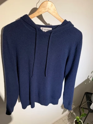 Kashmir hoddie - Säljer denna snygga Kashmir hoddie som kostar nypris 1700kr från s&t studios där den är slutsåld. 70% merinoull 30% Kashmir. Den har inga deffekter och bara att skriva vid frågor!