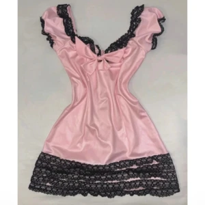 Soft Pink Satin Lace Dress 🎀 Y2K Feminine - Leg Avenue Satin- och Spetsklänning. Letat  efter en Pinterest värdig spetsklänning? Den här klänningen är gjord i lyxigt satinmaterial som är mjukt och glansigt och har en vacker & elegant passform som skapar en romantisk, sensuell siluett. Sånhär klänning är unik och sällsynt. Passar utmärkt för sommardagar, dejtkvällar, speciella tillfällen eller fest, och kan även användas som söt nattklädsel. Leg Avenue är känt för exklusiv och sensuell fashion. Riktig vintage y2k look med touch av coquette