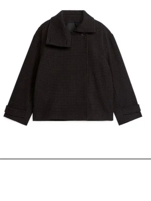 SÖKER denna kappa från Arket - Skick spelar ingen större roll :) 