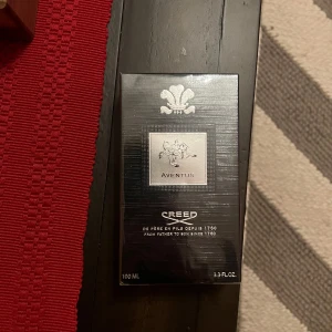 Creed Aventus 100ml parfym - Creed Aventus är en ikonisk parfym i en lyxig förpackning. Volymen är 100 ml. Märket har anor från 1760 och är känt för sin exklusivitet och historia. Perfekt för dig som vill sticka ut med något klassiskt och trendigt.