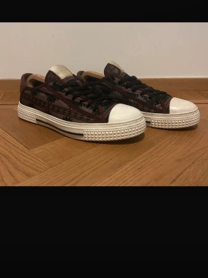 Valentino skor (converse)  - Söker!!!!! Liknande skor från valentino i storlek 44 | skriv gärna om ni har!🙏🏻😁 | OBS‼️säljer inte denna produkt, söker efter den!