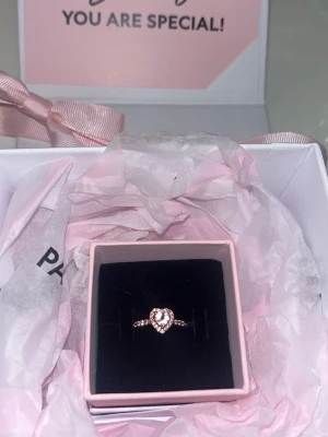 Promise ring - Rosa promise ring från pandora. Knappast använd och kommer med påse mm. Kontakta för mer bilder!