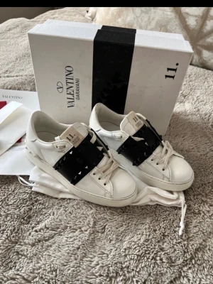 Valentino open rockstud svart - Nypris 8.000 kr! original låda, dustbag, extra nit tillkommer. Självklart är skorna äkta. Inga Scam bud. Dem är storlek 35 borde passa 35,5 - 36, inner mått är 23,5 cm✅
