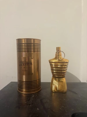 Jean Paul Gaultier Le Male Elixir ÄKTA - Snygg och unik parfym i guldigt utförande från Jean Paul Gaultier. Le Male Elixir ger en exklusiv känsla och sticker ut i samlingen. Perfekt för dig som vill ha något som syns och känns lyxigt.