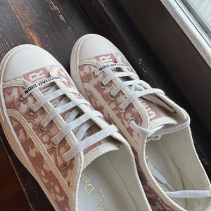 Walk n Dior skor - Säljer mina nästan helt nya Walk n Dior skor i rosa! I nyskick, st 38. Säljer då jag inte tycker de passar mig. Kan gå ner något i pris vid snabb affär🩷
