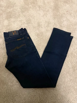 Nudie Jeans - Säljer ett par helt nya Nudie Jeans i storlek w28 L34. 💸 Nypris: ca 2000 kr 🚚 Snabb frakt! Skickas inom 1–2 dagar ✅ Inga fläckar, hål eller synliga tecken på slitage.   💬 Skriv gärna vid frågor – jag svarar snabbt!
