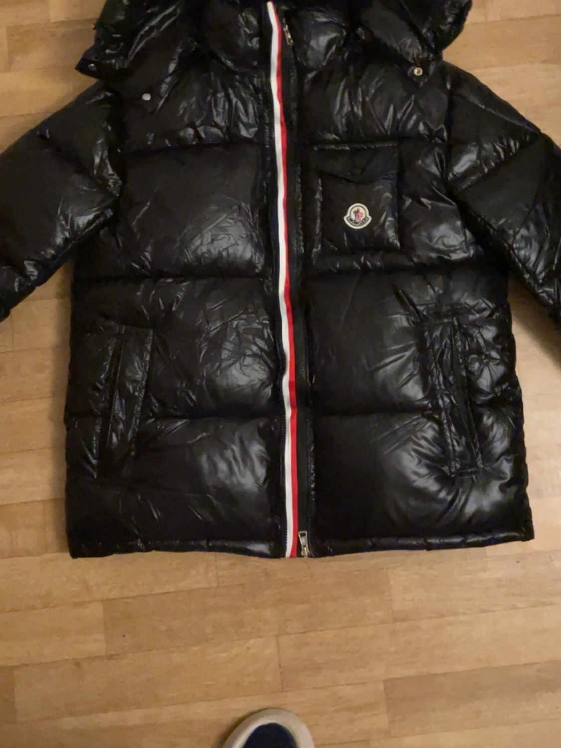 Svart Moncler pufferjacka med huva