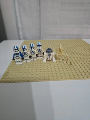 LEGO Star Wars figurer - LEGO Star Wars minifigur, inspirerad av klontrupperna från 501st Legion. Bara en arm som har en liten spricka som man ser på bilden utöver det ser jag inga fel på de