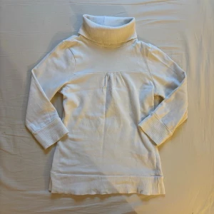 Vit polotröja från Zara Basics - Säljer en vit polotröja från Zara Basics i storlek S. Skulle säga mer XS, den har trekvart ärmar och är riktigt chic och fin! 