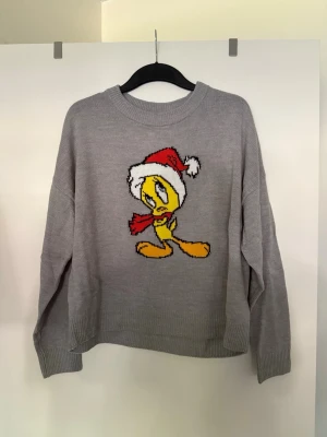 Stickad tröja  - Storlek L. Aldrig använd. 