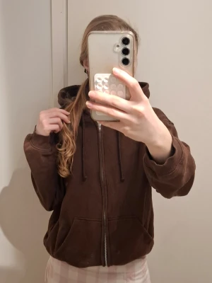 Zip-up hoodie - En fin brun zip-up hoodie från H&M 
