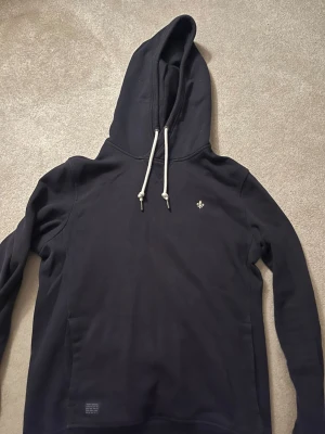 Morris hoodie - Fin Morris hoodie i bra skick, sitter som en s/m. Inga defekter