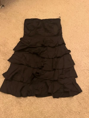 Svart axelbandslös volangklänning - Så fin till nyår 