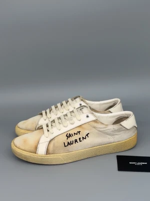 Saint Laurent Skor | 42 - Saint Lauren Text Sneakers. Storlek 42. Kort från saint Laurent ingår. Nypris: 7000kr. Självklart äkta. Hör av er vid funderingar 