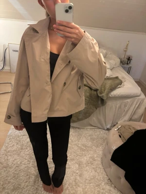 Beige trenchcoat  - Nytt skick! Den är aldrig använd. Köpt för 699, mitt pris 450. Pris kan minskas lite vid snabb affär.
