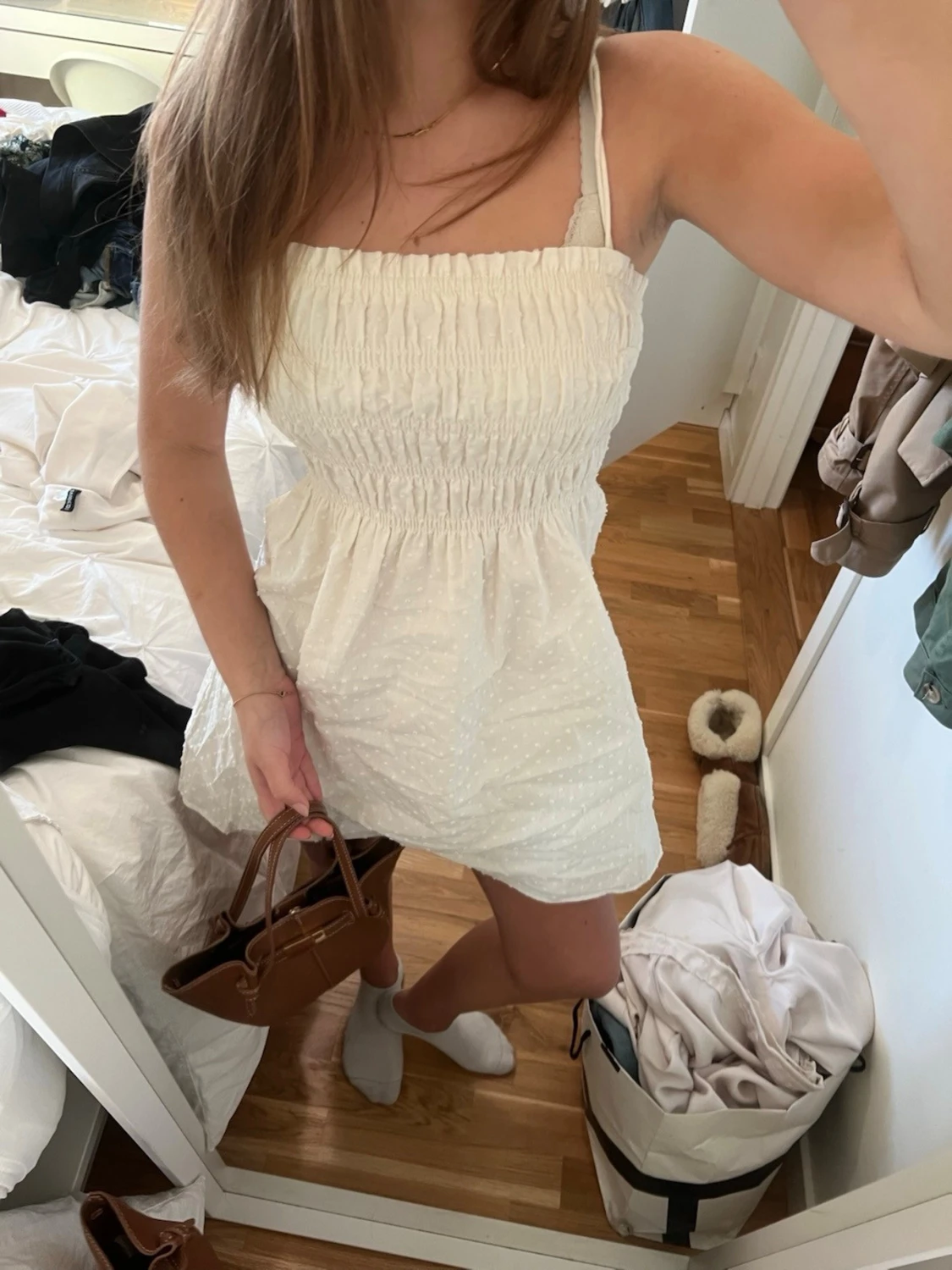 Vit kort sommarklänning med prickar - 2