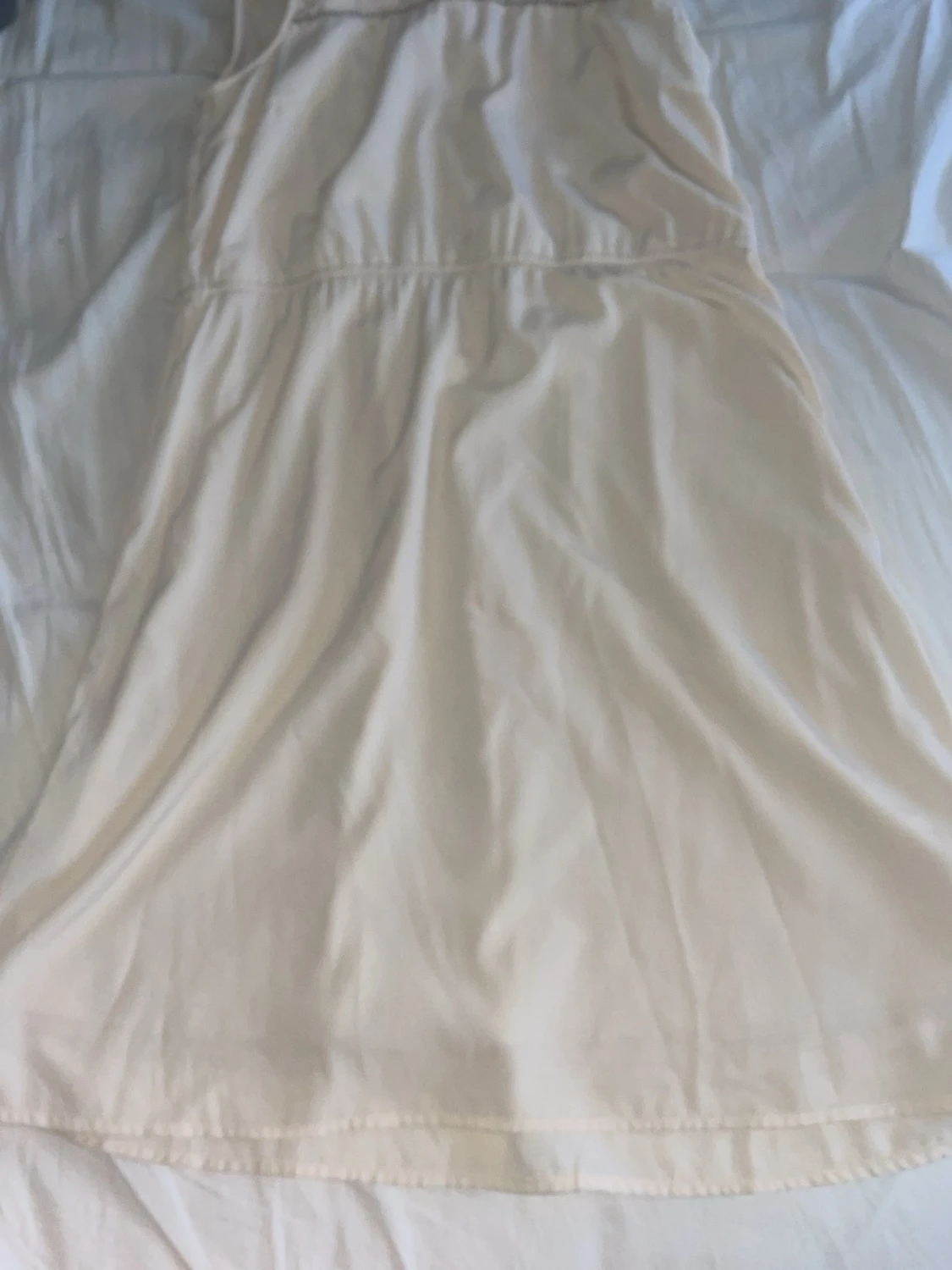 Champagnefärgad kortklänning med v-ringning