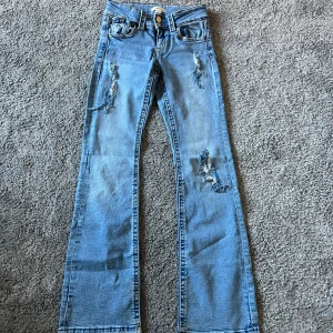 Ljusblå slitna jeans från Gina Tricot - Ljusblå jeans från Gina Tricot i storlek 158 med slitna detaljer och hål på benen. Köpte dom här på plick men var för små 