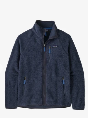 Mörkblå fleecejacka från Patagonia - Mysig mörkblå fleecejacka från Patagonia med hög krage och dragkedja framtill. Jackan har tre fickor med dragkedja och en mjuk, teddy-liknande yta som håller dig varm under kyliga dagar. Perfekt för lager-på-lager och outdoor-häng.