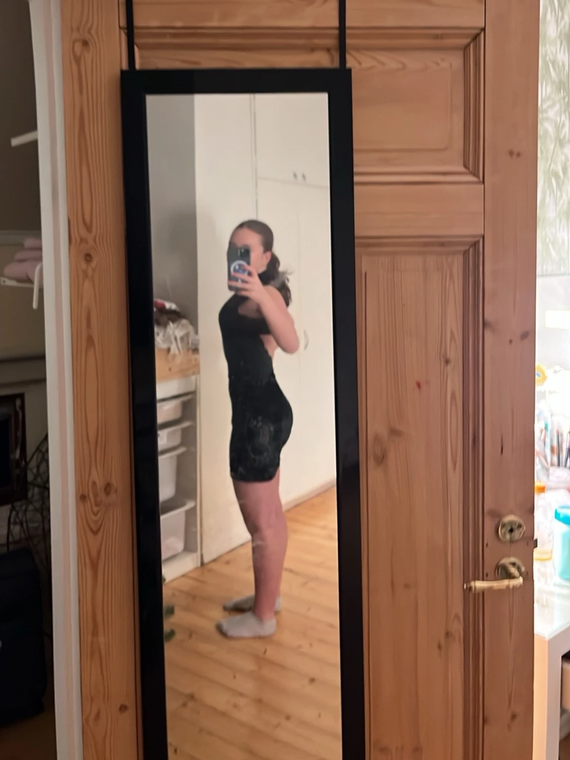 Svart spetsklänning med öppen rygg - 1