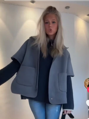 Kappa grå - Sötaste kappan/ponchon perfekt till hösten å våren 🥹🥹🙌🏼🙌🏼💓