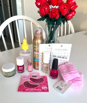 Hudvård/spa-kit! Body mist, ansiktsmask, nagellack, eye pads m.m - Ett kit med en massa härliga hudvårdsartiklar! 🩷🧖🏼‍♀️💅🏼 Det mesta är oanvänt, men har du frågor kring om något blivit testat så tveka inte att skicka iväg ett meddelande!  1. Bronzing Mist från Garnier 2. Shimmering body mist från märket Budgie 3. Avokado-mask från Makeup Mekka 4. Fluffiga rosa armband till hudvård 5. Eye pads 6. Mini-parfym 7. Rosa nagellack från Mavala 8. Rött nagellack från China Glaze 9. Nagel-stickers x2 10. Rött gellack  - Köper du innan kl 16:00 kan jag posta samma dag!