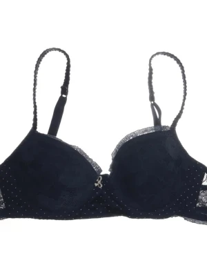 Intimissimi bh -  en supersöt mörkblå spets-bh med små prickar och dekorativ rosett framtill från intimissimi. Köpt på sellpy men passade inte så inte mer använd än så. Bra kvalitet 
