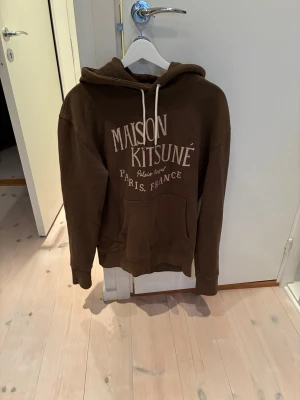 Maison kitsuné hoodie - Tjena, säljer denna otroligt snygga och sällsynta Maison Kitsuné hoodie då den blivit liten på mig. Går knappt att få tag på ny därav väldigt unik av sitt slag. Om du vill ha fler bilder, hör av dig! MVH. PS, originaltagg finns kvar. Storlek M men passar även S. Så typ M/S.