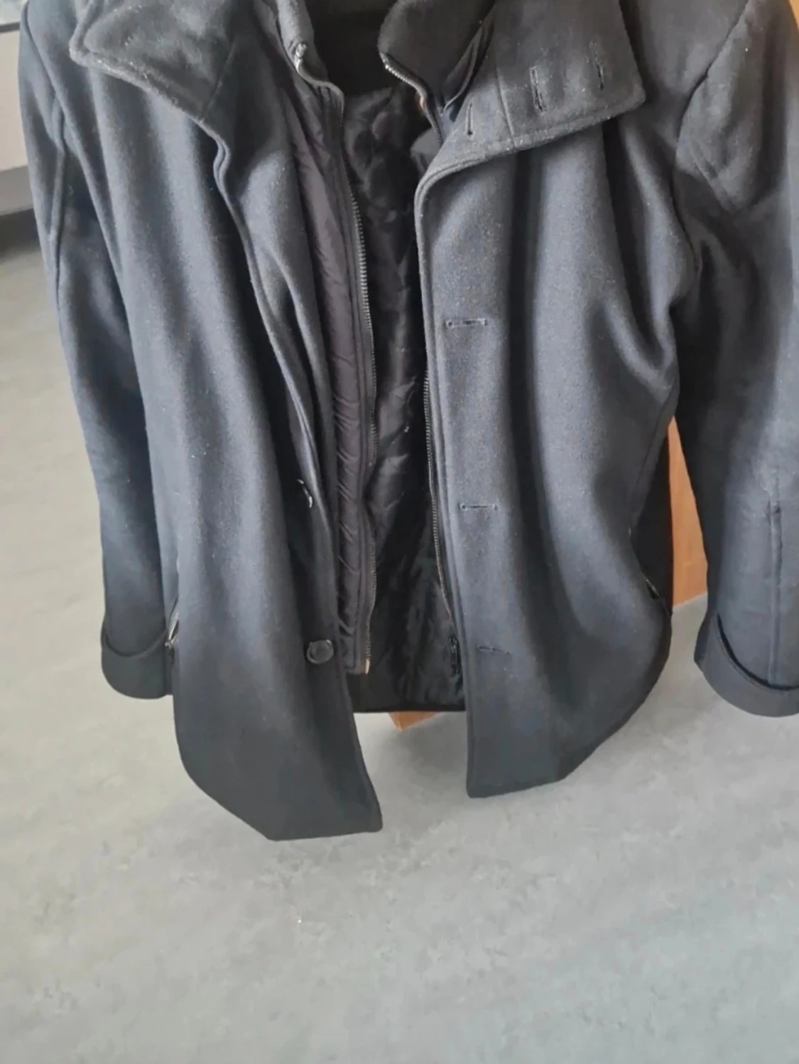 Svart rock med krage och innerfoder