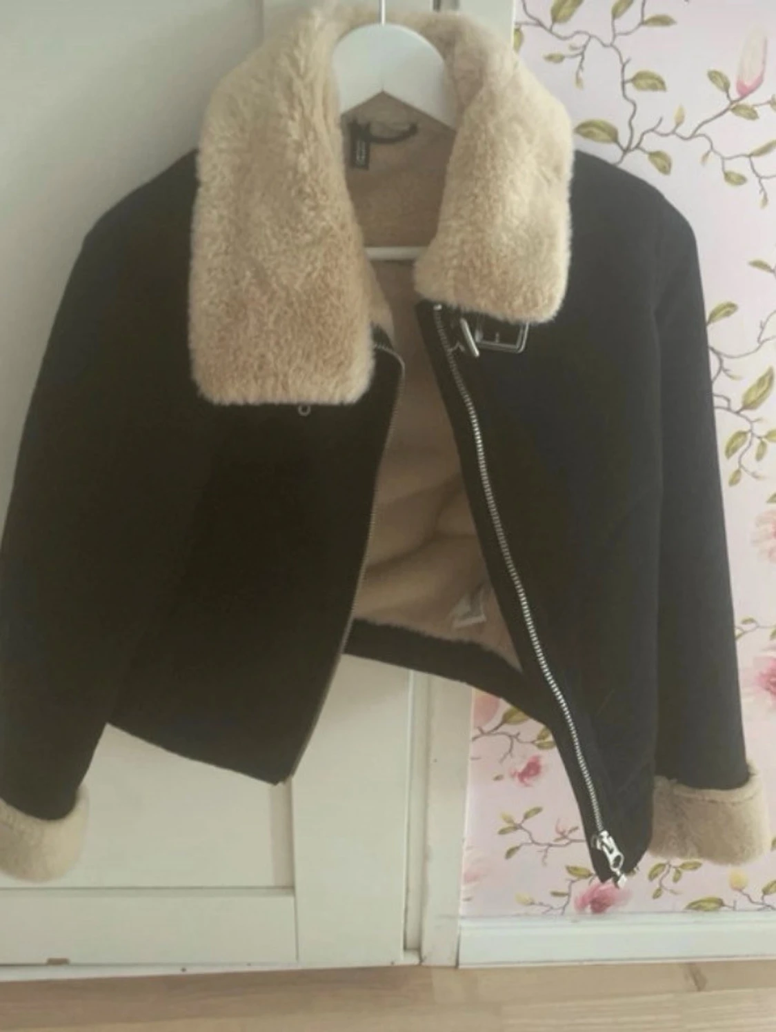 Svart teddyjacka med beige krage