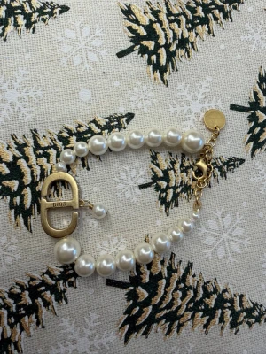 Dior armband  - Säljer ett super fint guld dior armband för damer armbandet är i super fint skick 