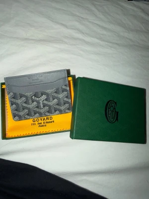 Grå korthållare - Grå korthållare i jättebra skick. Stilig och fin. Jag skickar ut snabbt 