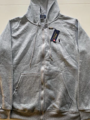 Grå polo kofta - Inte så bra material, dålig kvalité, men funkar att använda