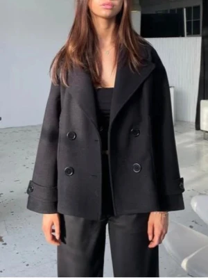 Svart kappa  - Säljer denna superfina kappa från designe by si💓