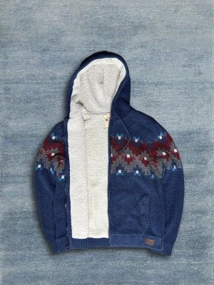 Hollister Hoodie - Snygg zip hoodie  ifrån Hollister. Tröjan har väldigt skön fodring i luvan och inuti tröjan. Mycket bra skick. Hör av dig vid frågor eller fler bilder!