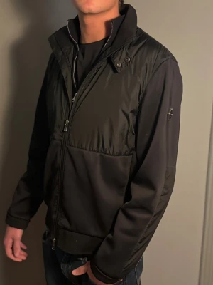 J.Lindeberg cardigan - Säljer en sällsynt cardigan från J.Lindeberg i storlek M. Skicket ligger 9/10 då den är använt ett fåtal gånger och har inga defekter! 🟢Mitt pris: 700kr  🔴Nypris: 3500kr