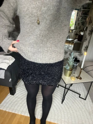 Glittrig kjol - Glittrig, lurvig kjol från Carin Wester, helt oanvänd, pris kan diskuteras!🩵 det står xxs men passar xs och s också