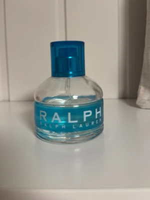 Ralph Lauren parfym - En stilren parfym från Ralph Lauren med modern design och fräsch känsla. Perfekt för dig som vill ha en ikonisk doft på hyllan. Flaskan är halvfull. Så ungefär 25ml kvar.